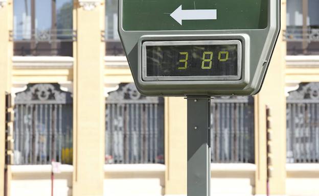 Un termómetro, en la plaza de León, esta semana.