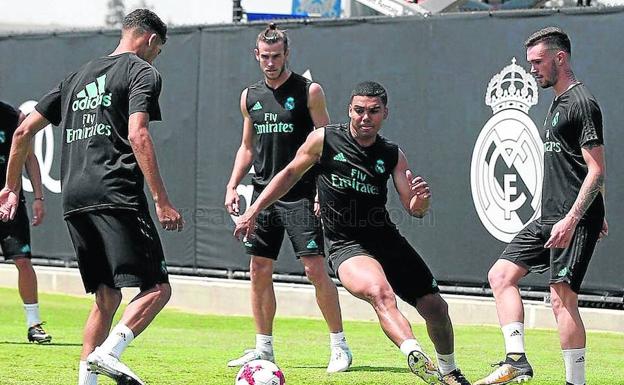 Manu Hernando toca el balón ante la mirada de Bale, en Los Ángeles.