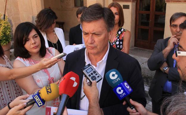 El presidente de la Diputación de Segovia, Francisco Vázquez, atiende a los periodistas en la prsentación del informe de gestión del ecuador de su mandato.