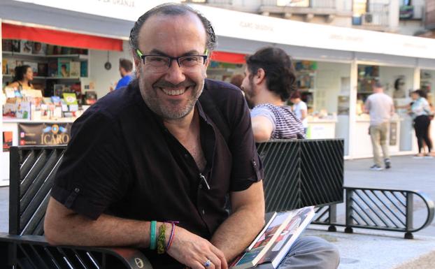 Jesús Marchamalo, ayer, ante las casetas de la Feria del Libro
