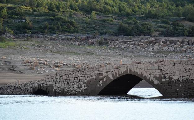 Puente reaparecido con la sequía.