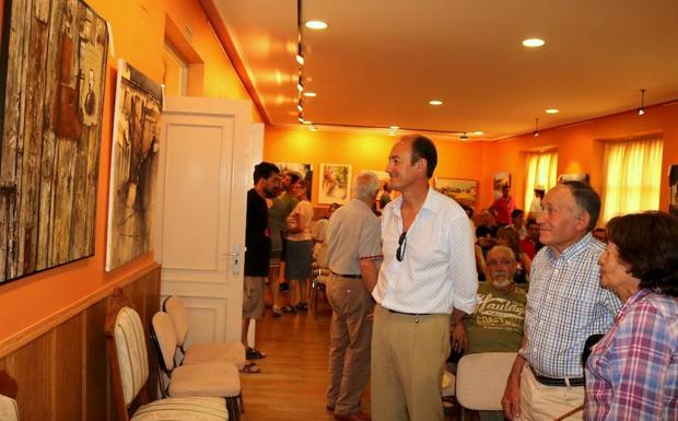 El alcalde de Torquemada, Jorge Domingo Martínez, visita las obras de la exposición.