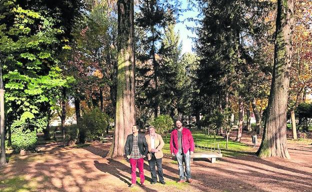 Domingo Benito, Juan Tomás Muñoz y Cristian González en el parque de La Florida.