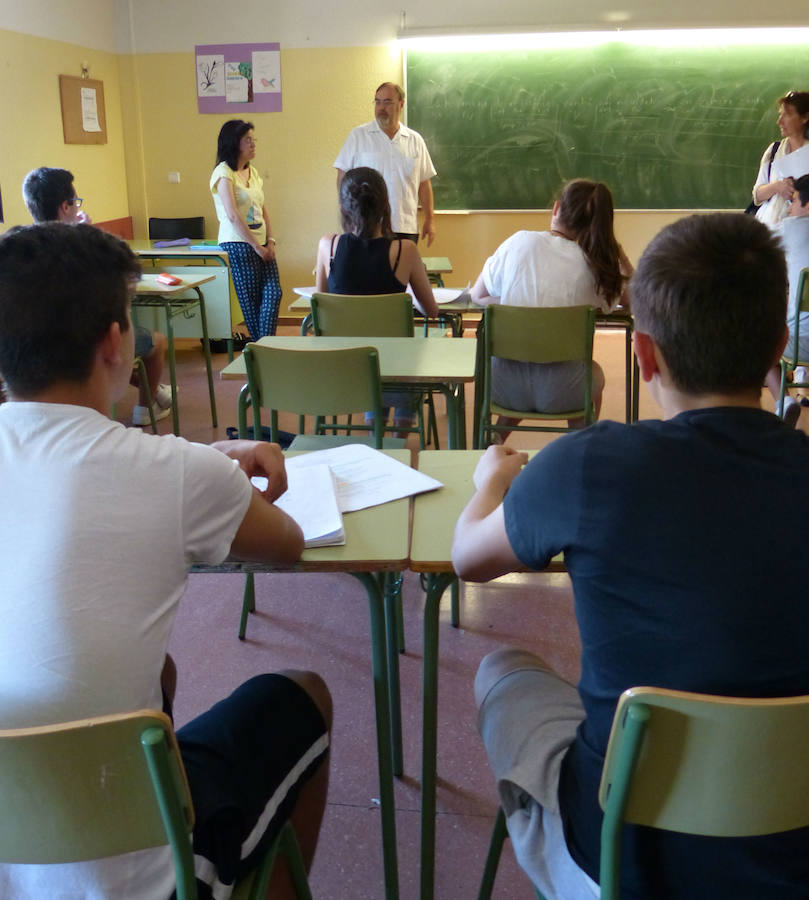 El consejero de Educación de Castilla y León, Fernando Rey, en su visita esta mañana al IES Juan de Juni de Valladolid