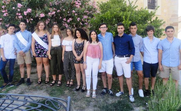 Los quintos de la Fiesta de la Juventud de Cantimpalos, con Mónica Senín y Juan de Frutos con las bandas de maja y feo.