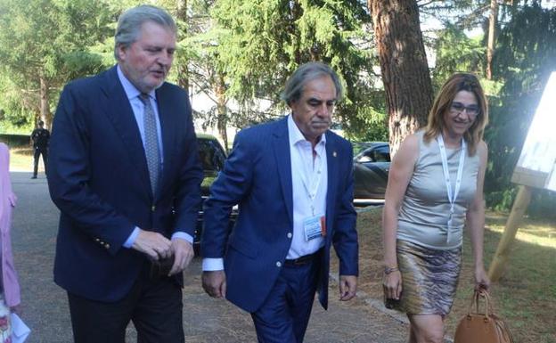 Méndez de Vigo (i) acompañado por el director del curso, Graciano Palomo y la alcaldesa de Aranda, Raquel González.