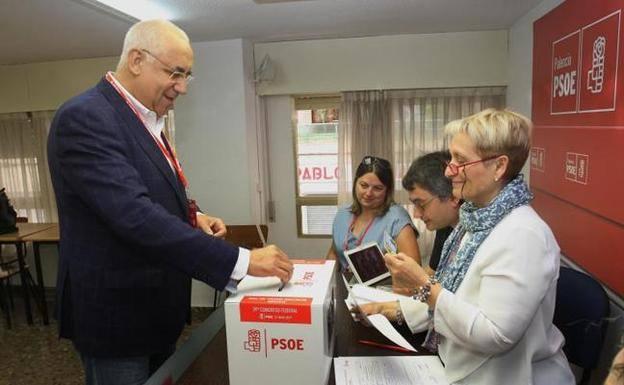 Agustín Martínez vota en las primarias para la elección del secretario general del PSOE, el 21 de mayo pasado.