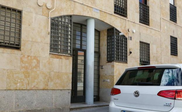 Portal de la vivienda en la que sucedieron los hechos./Manuel Laya