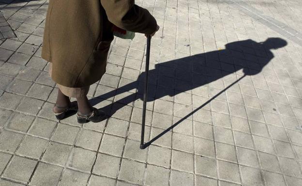 Reflejo de la sombra de una anciana.