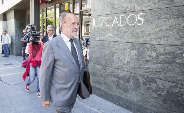 Javier León de la Riva en los juzgados de Angustias Javier León de la Riva en los juzgados de Angustias