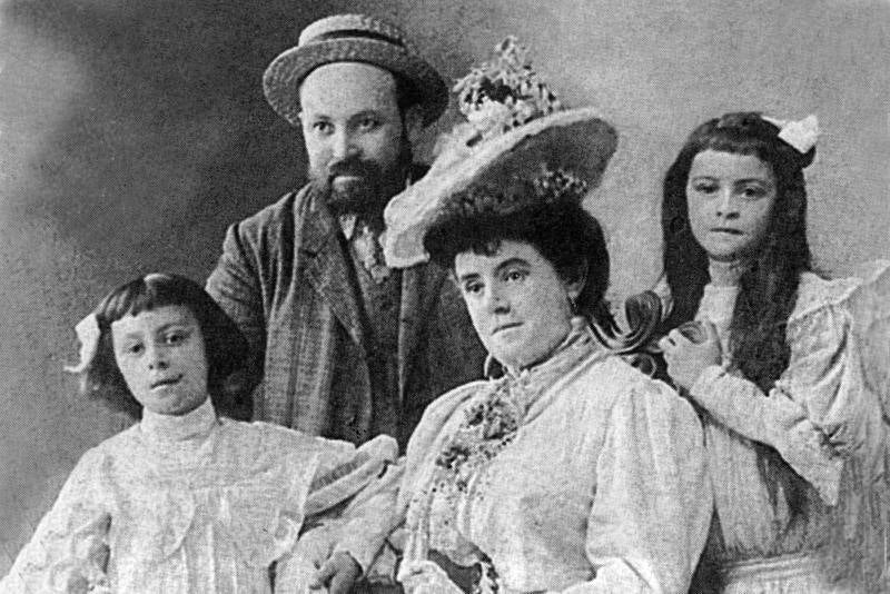 Marcelina Poncela, con su marido Enrique Jardiel y sus hijas mayores. /El Norte