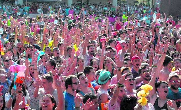 Cientos de joven celebran el lanzamiento del chupinazo.