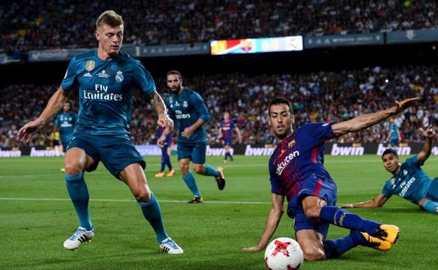 Sergio Busquets (d), junto a Toni Kroos.