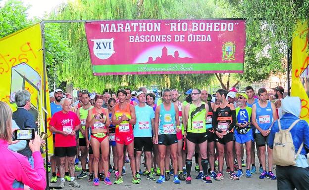 Los participantes esperan el pistoletazo de salida en Báscones de Ojeda.