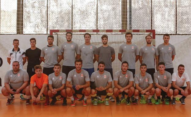 Plantilla y técnicos del BMCiudad de Salamanca, que inició ayer de forma oficial la pretemporada.
