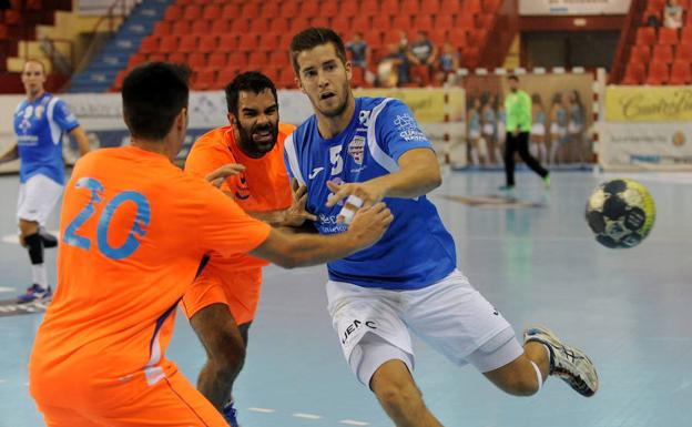 Héctor González durante el duelo ante el Villa de Aranda