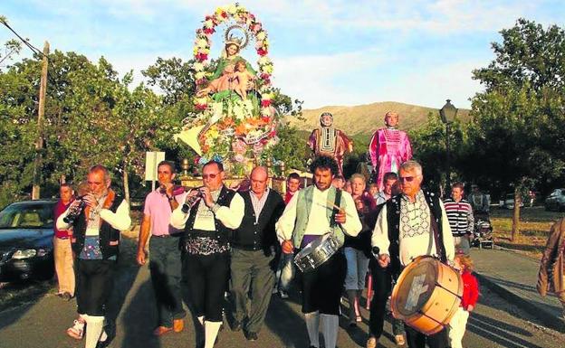 Procesión con la Virgen en una edición anterior de las fiestas patronales de Valsaín. /El Norte