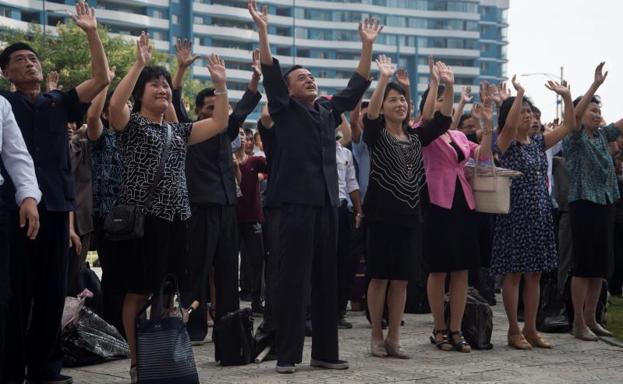 Norcoreanos celebran el ensayo nuclear./Afp
