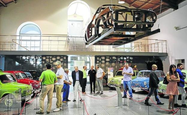 Un grupo de visitantes contempla la exposición de Seat 600 en el Museo de Historia de la Automoción.