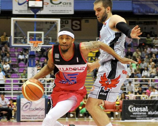 Wade-Chatman supera la defensa del vallisoletano Iván Martínez.