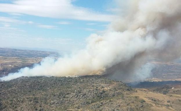 Incendio en Fermoselle. /@emecyl112