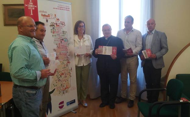 La presidenta de la Diputación, Ángeles Armisén, junto al Obispo, Manuel Herrero, el presidente de Acción Local Liébana, Gregorio Miguel Alonso y representantes de localidades por las que discurre el camino.