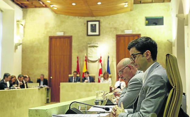 Concejales del PSOE en el último pleno municipal, con el alcalde al fondo.