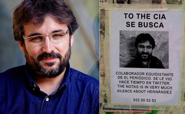 Jordi Évole, junto al cartel emitido por Súmate. /