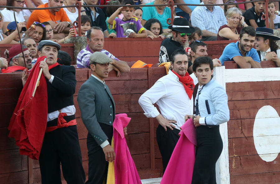 Parte de las cuadrillas de la becerrada de Santa Marta.