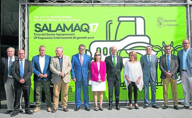 Foto de familia de los representantes provinciales en Salamaq.