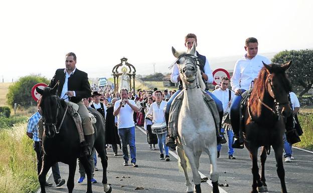 La imagen de la Virgen en su recorrido hacía la iglesia parroquial.