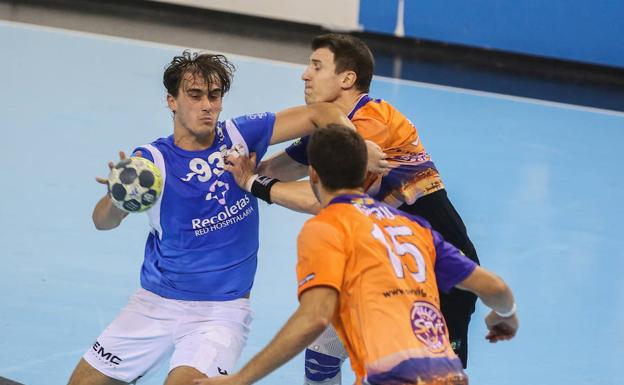 La defensa alicantina frea a Víctor Rodríguez.