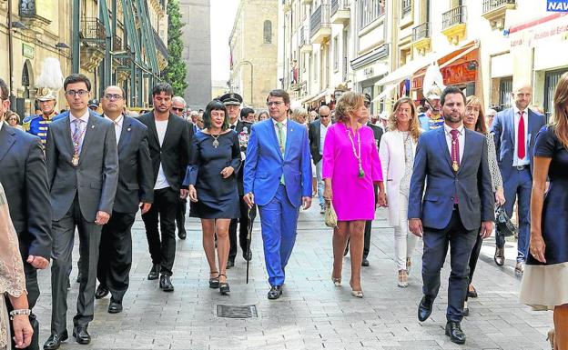 El alcalde, Alfonso Fernández Mañueco y la diseñadora Fely Campo, tras la ceremonia religiosa en la Catedra.