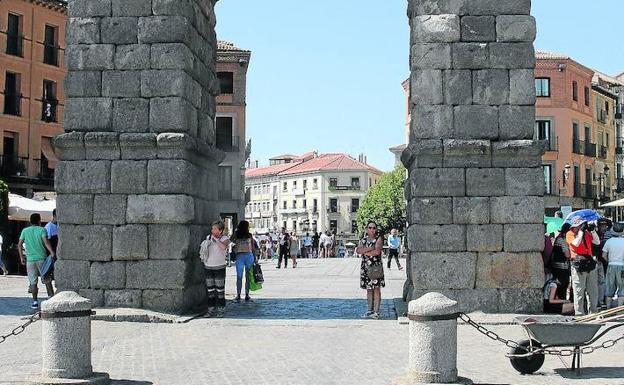 Los bolardos de granito protegen el Acueducto, pero no del todo.
