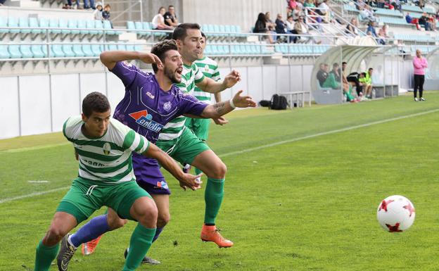 Zubi intenta irse de dos rivales en el partido de ayer ante La Virgen del Camino.