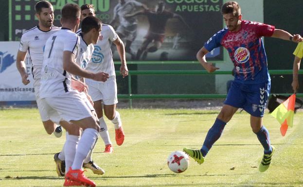Dani Calleja intenta marcharse de hasta tres jugadores rivales.