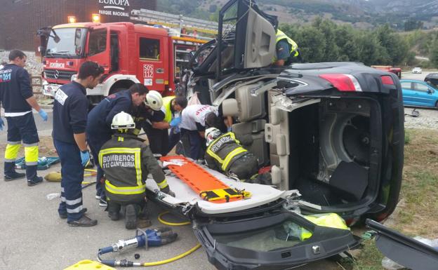 Momento en el que el helicóptero del Gobierno ha llegado a la zona para evacuar al accidentado.