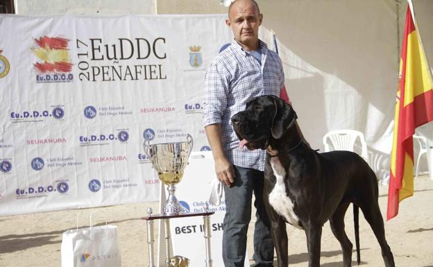 El dueño y la ganadora.