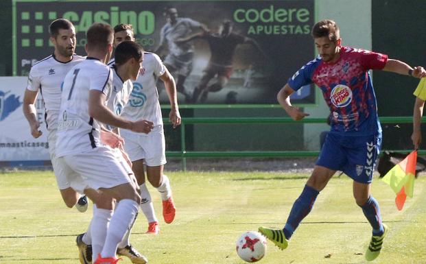 Dani Calleja controla el balón en el último partido de la Segoviana.
