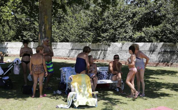Bañistas en la piscina del Sotillo.