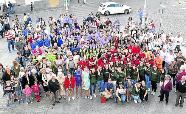 Fotografía colectiva, ayer, en la plaza de la Constitución de El Espinar.