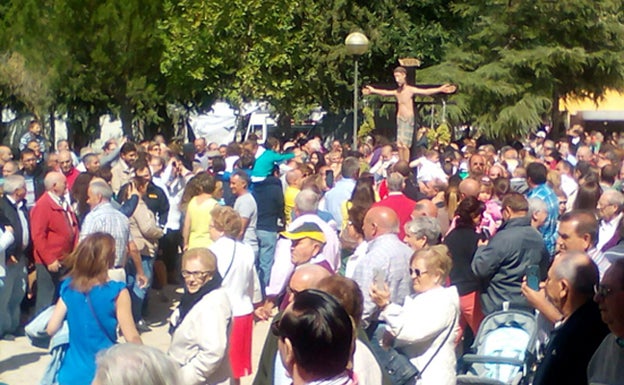 Devotos en la Romería ante laimagen del Cristo de los Pinares. F.G. MURIEL