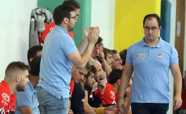 Dani Gordo, a la derecha, durante el primer partido del conjunto navero.
