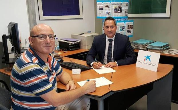 El director del Centro Menesiano, Justino Santiago, y Alberto Vergara, de La Caixa, durante la firma del convenio.