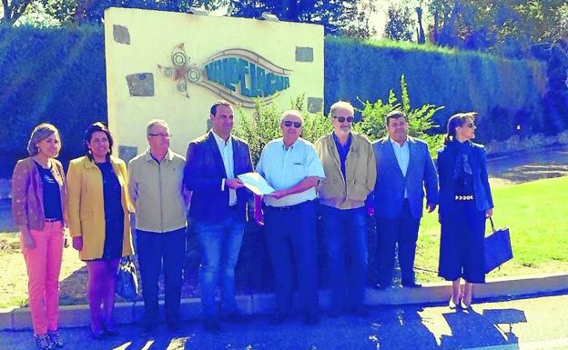 El alcalde y los miembros del equipo de Gobierno, en la entrada a Valdelagua.