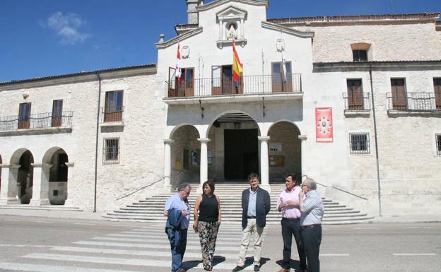 El presidente de la Diputación, acompañado del alcalde, Jesús García, la concejala de Turismo, Nuria Fernández, y los carmelitas Florentino Bocos y Martín Antonio Lozano.