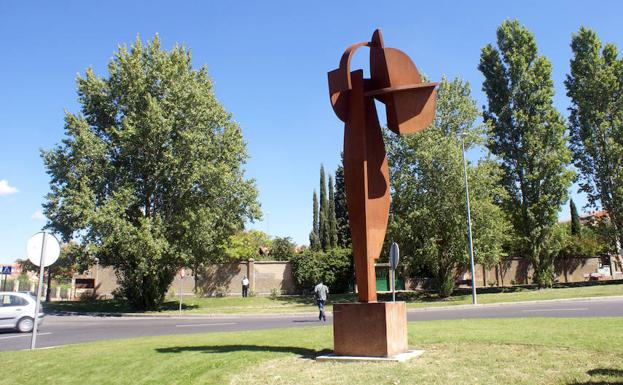 ‘Atalaya’, escultura de Carlos Albert, en la glorieta del Espolón.