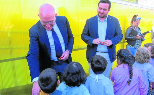 El presidente de la Diputación de Valladolid, Jesús Julio Carnero y el alcalde villalonés, José Ángel Alonso inagurarón la escuela