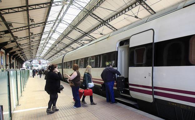 Pasajeros suben al Ave en la estación de Campo Grande de Valladolid.