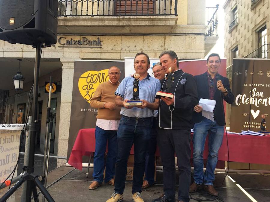 Un representante de La Venta Tabanera recoge el premio al mejor jamón blanco de Castilla y León y de Segovia.